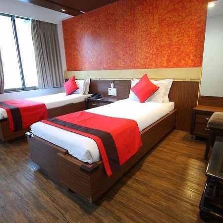 Oyo Premium Law Garden C G Road Hotel Ахмедабад Екстериор снимка