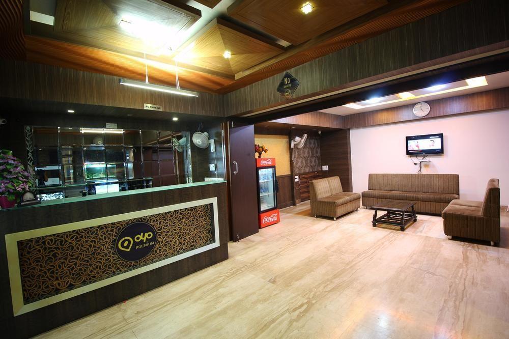 Oyo Premium Law Garden C G Road Hotel Ахмедабад Екстериор снимка