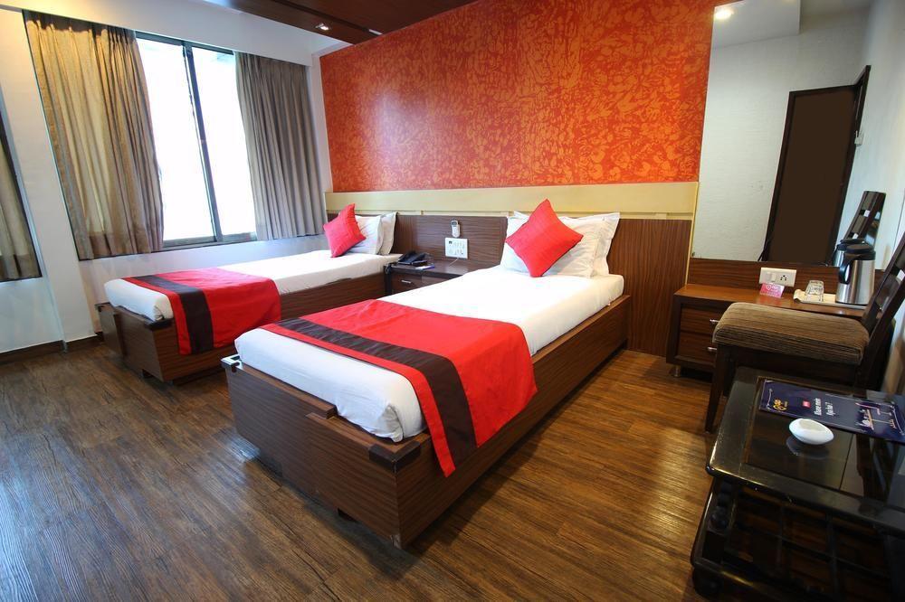 Oyo Premium Law Garden C G Road Hotel Ахмедабад Екстериор снимка
