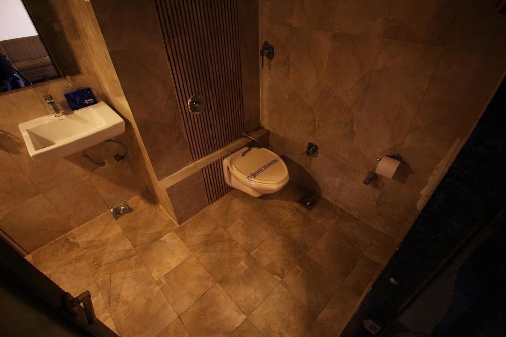 Oyo Premium Law Garden C G Road Hotel Ахмедабад Екстериор снимка