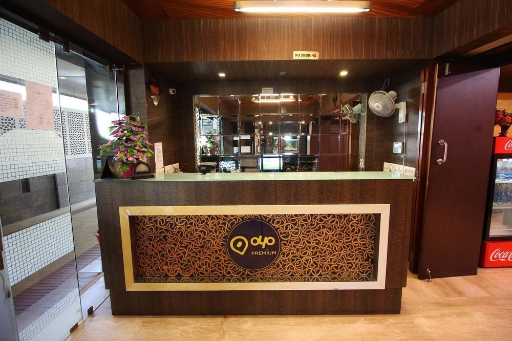 Oyo Premium Law Garden C G Road Hotel Ахмедабад Екстериор снимка
