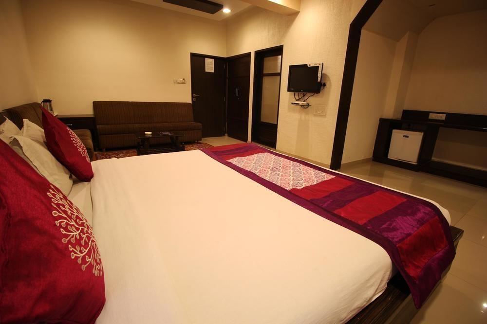 Oyo Premium Law Garden C G Road Hotel Ахмедабад Екстериор снимка