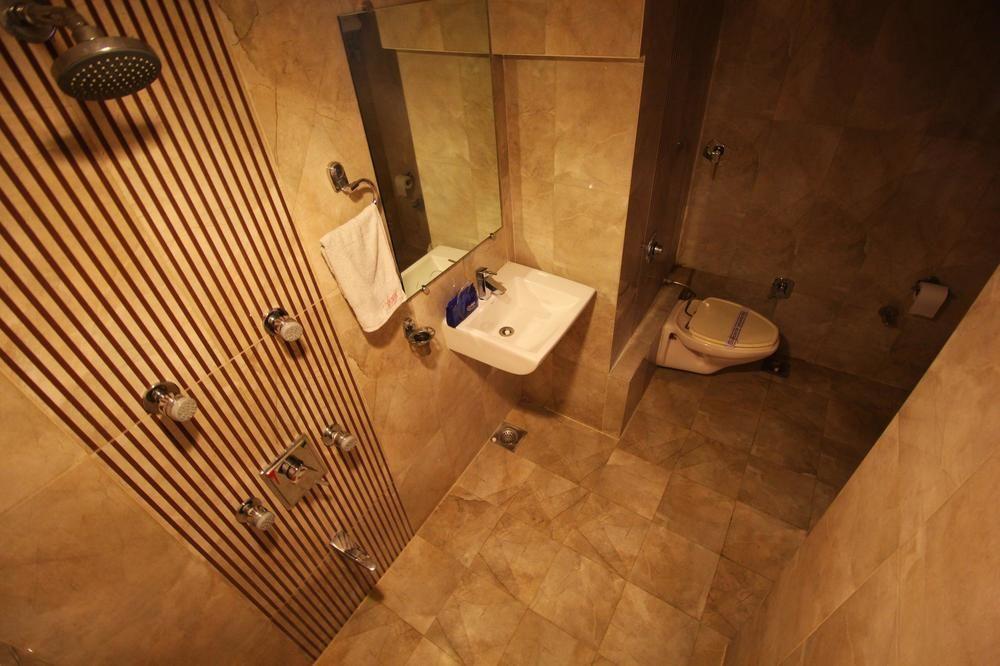Oyo Premium Law Garden C G Road Hotel Ахмедабад Екстериор снимка