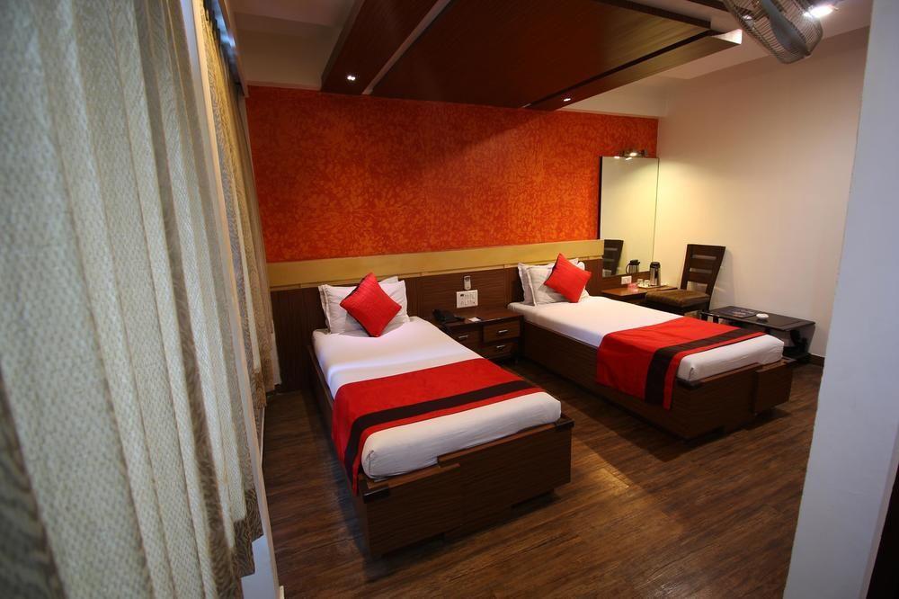 Oyo Premium Law Garden C G Road Hotel Ахмедабад Екстериор снимка